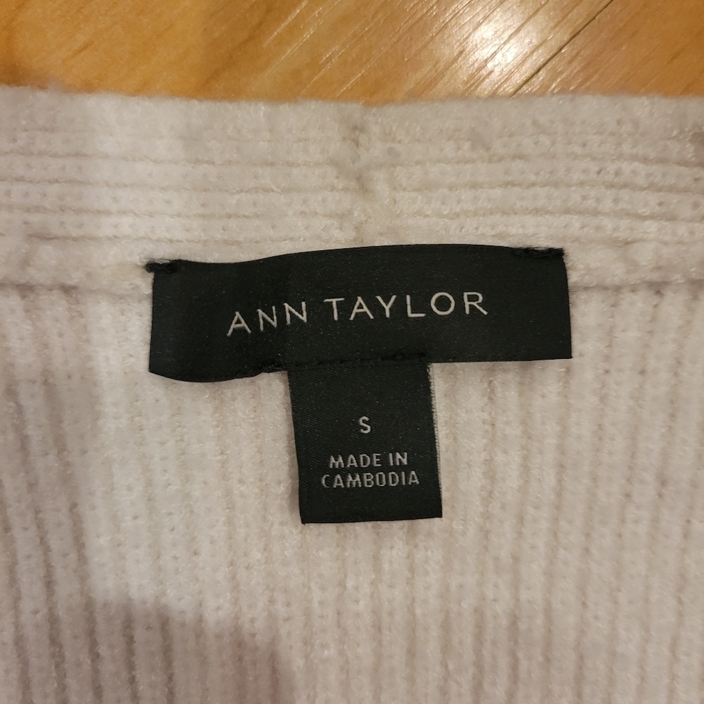 Ann Taylor White V Neck Sweater Size Small - Picture 3 of 6
